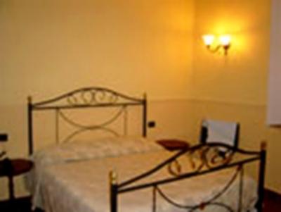 Schlafzimmer mit einem Bett mit Metallrahmen in der Unterkunft Hotel PIGNATELLI Napoli in Neapel