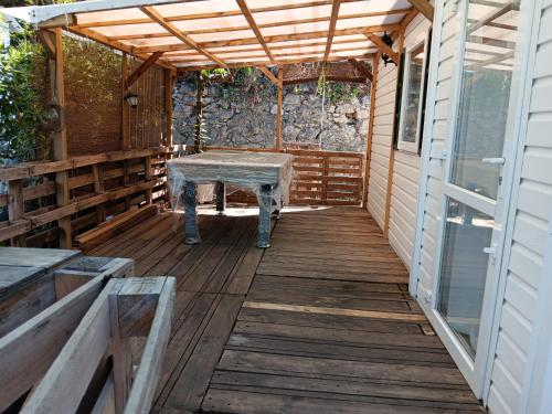 eine Holzterrasse mit einem Tisch darauf in der Unterkunft La Caseta in Xàtiva