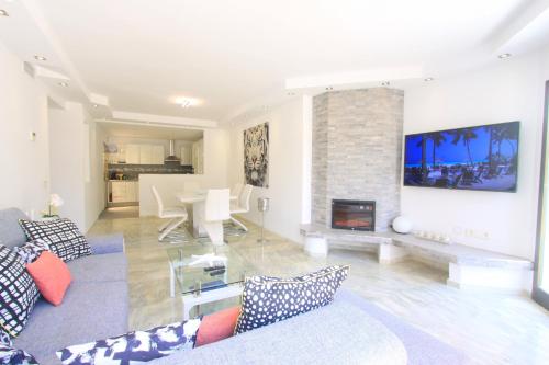 1093 modern beach apartment , huge terrace , bbq