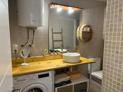 La salle de bains est pourvue d'un lavabo et d'un lave-linge. dans l'établissement Reconnectar Ca La Noni, à Calonge