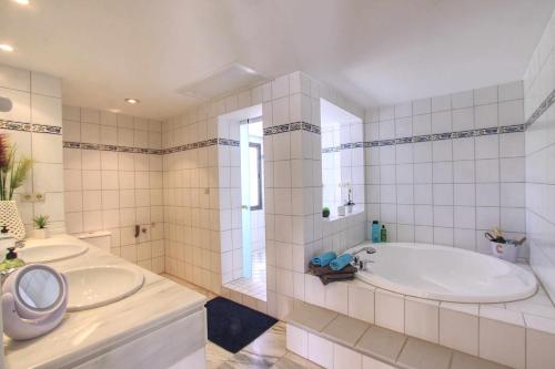 1080 Beachfront Penthouse 3 floors jacuzzi 2 pools wifi roof terrace