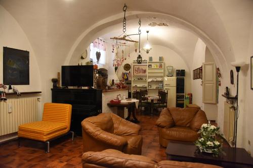 sala de estar con sofá, sillas y mesa en Il Cortile nel Borgo, en Lanciano