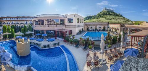Bazén v ubytování Hotel Kapitany Wellness nebo v jeho okolí