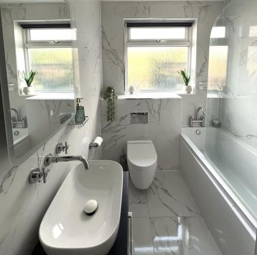 Een badkamer bij 2 bedroom flat & private garden 30 mins from London