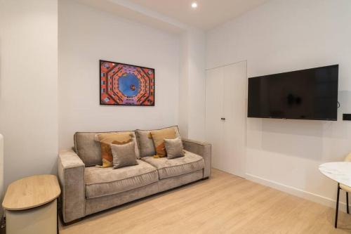 uma sala de estar com um sofá e uma televisão de ecrã plano em Appart 4pers#1 Chambre#Clichy#Hopital Beaujon em Clichy