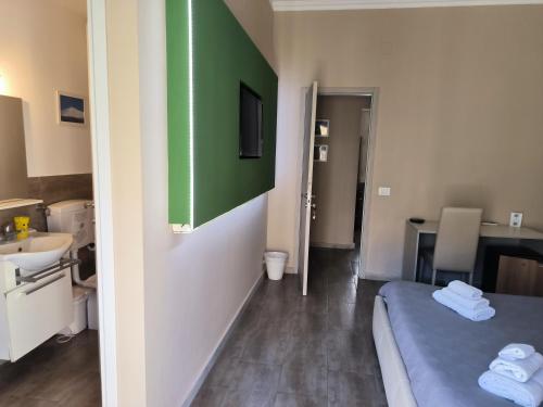 Habitación pequeña con cama y lavamanos en Prestige B&B, en Catania