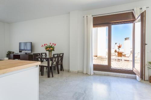 TV a/nebo společenská místnost v ubytování Áticos Lux Sevilla Piscina Parking