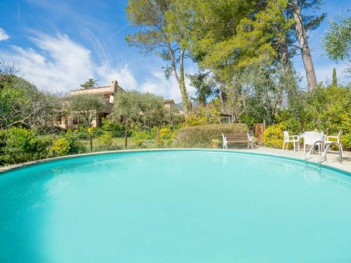 una piscina en un patio con una casa al fondo en Villa Chemin de la Plaine by Interhome, en Peymeinade