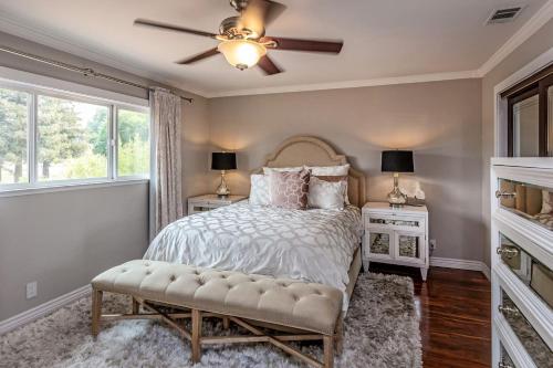 Postel nebo postele na pokoji v ubytování Silicon Valley Family Oasis 5-bedroom Luxury Home