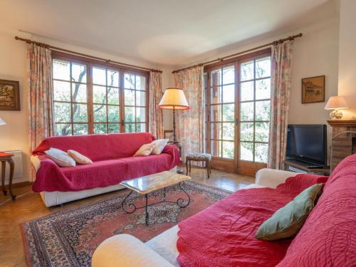 un salon avec deux canapés et une télévision dans l'établissement Villa Passival by Interhome, à Peymeinade