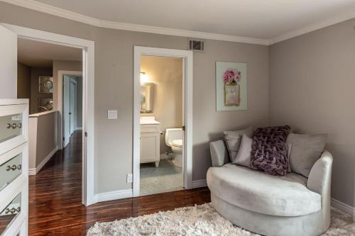 聖荷西的住宿－Silicon Valley Family Oasis 5-bedroom Luxury Home，客厅配有椅子和镜子