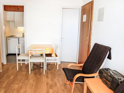 eine Küche und ein Esszimmer mit einem Tisch und Stühlen in der Unterkunft Apartment Rosablanche D35 by Interhome in Siviez