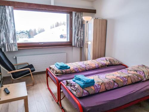 Zimmer mit 2 Betten und einem Fenster mit Schnee in der Unterkunft Apartment Rosablanche D35 by Interhome in Siviez