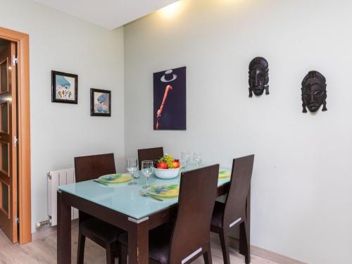 een eetkamer met een tafel en stoelen bij Apartment Sants-Montjuic Rambla Badal by Interhome in Barcelona
