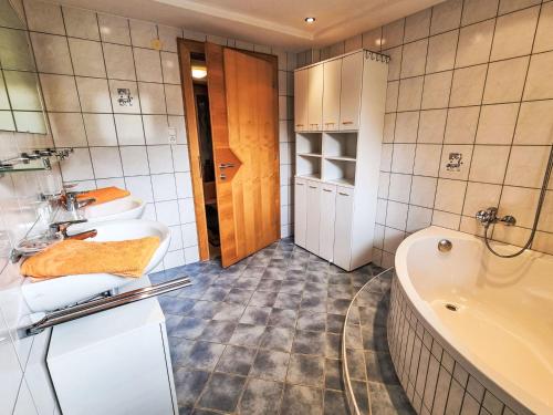 Bilik mandi di Apartment Laura by Interhome