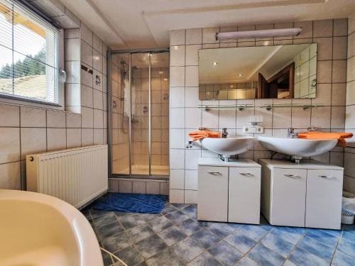 Bilik mandi di Apartment Laura by Interhome