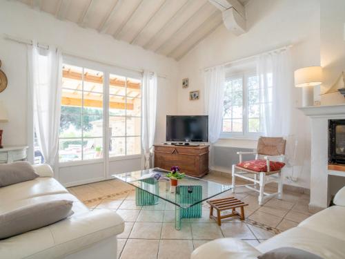 un salon avec un canapé et une télévision dans l'établissement Holiday Home La Crischona by Interhome, aux Issambres