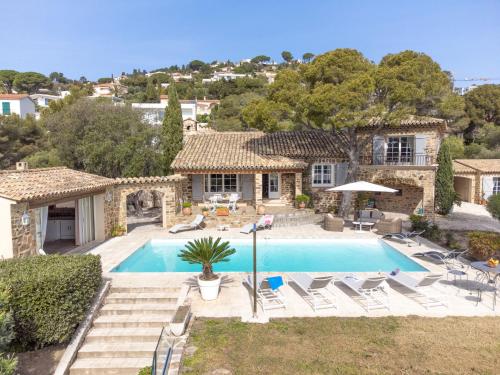 eine Luftaufnahme einer Villa mit Swimmingpool in der Unterkunft Holiday Home La Crischona by Interhome in Les Issambres
