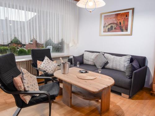 ノルトダイヒにあるApartment Ebbe by Interhomeのリビングルーム(ソファ、テーブル、椅子付)