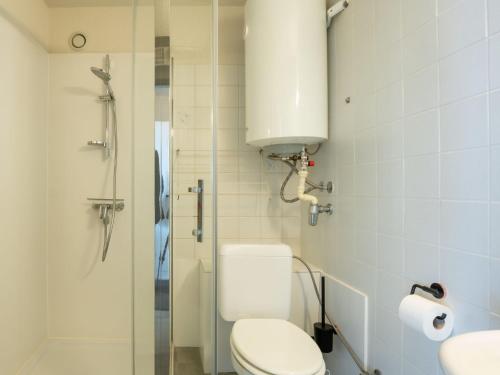 Ένα μπάνιο στο Apartment Ref- 704 by Interhome