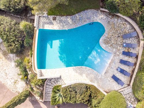 an overhead view of a swimming pool at Holiday Home L'Escarpe des Arbousiers - AGU275 by Interhome in Saint-Aygulf