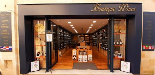 a store front of a wine store at Hôtes de Saint Emilion in Saint-Émilion