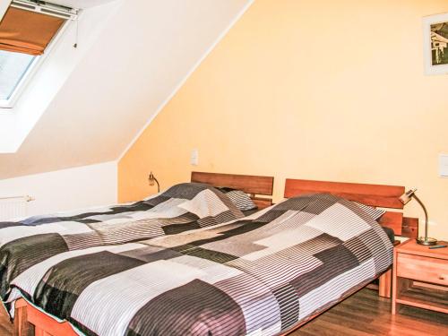 ein Schlafzimmer mit einem Bett, einer Kommode und einem Fenster in der Unterkunft Apartment Greiweldenger Leit As by Interhome in Greiveldange