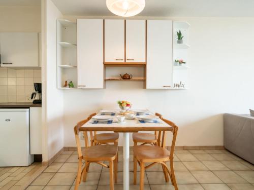 Kuchyň nebo kuchyňský kout v ubytování Apartment Ref- 801 by Interhome