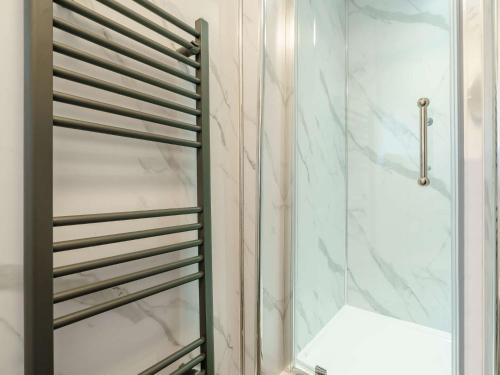 3 bed in Brompton 85761 في Brompton: حمام مع دش مع مرحاض ومغسلة