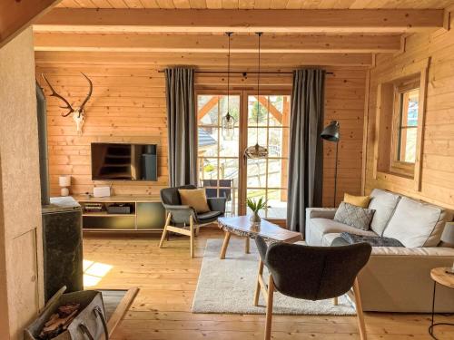 ein Wohnzimmer mit einem Sofa und einem Tisch in der Unterkunft Chalet Buchfink by Interhome in Hochrindl
