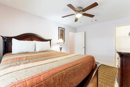 1 dormitorio con 1 cama y ventilador de techo en Under the Oaks, en Jacksonville