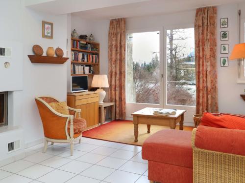 ein Wohnzimmer mit einem Sofa und einem Fenster in der Unterkunft Apartment Alpes et Lac 2 by Interhome in Champex