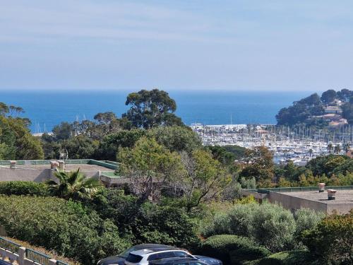 deux voitures garées sur une colline près de l'océan dans l'établissement Apartment Les Mimosas-6 by Interhome, à Cavalaire-sur-Mer