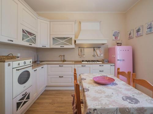 Kuchyň nebo kuchyňský kout v ubytování Apartment Endless summer by Interhome