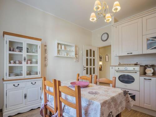 Kuchyň nebo kuchyňský kout v ubytování Apartment Endless summer by Interhome