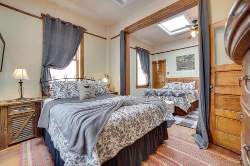 1 dormitorio con 2 camas y ventana en Vintage Chic Laramie Apt with Deck and Walk to Shops! en Laramie