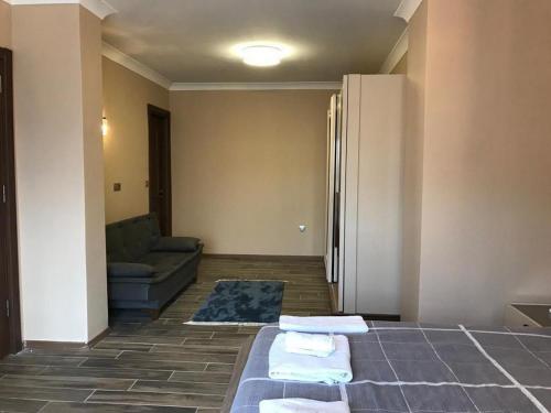 Habitación con sofá y sala de estar con toallas. en DSF Villas & SPA A16, en Kırkpınar