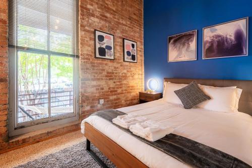 Katil atau katil-katil dalam bilik di 100 Year Old Historic Brick 2BR Loft Large Patio1
