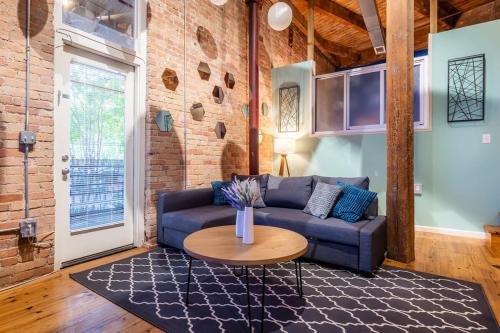 Ruang duduk di 100 Year Old Historic Brick 2BR Loft Large Patio1
