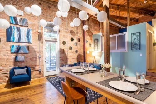 Ruang duduk di 100 Year Old Historic Brick 2BR Loft Large Patio1