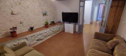 Valdaliga 的住宿－Rincon de Valdaliga，带沙发和平面电视的客厅