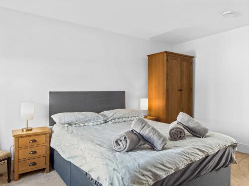 - une chambre avec un lit et des serviettes dans l'établissement 14 Fountain House Ulverston Pass the Keys, à Ulverston
