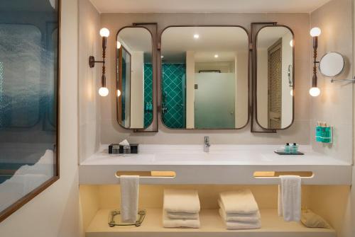 La salle de bains est pourvue d'un lavabo et d'un miroir. dans l'établissement El Beso Adults Only at Ocean Coral & Turquesa All Inclusive, à Puerto Morelos