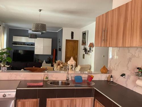 Кухня или мини-кухня в Villa Ngorè Saly
