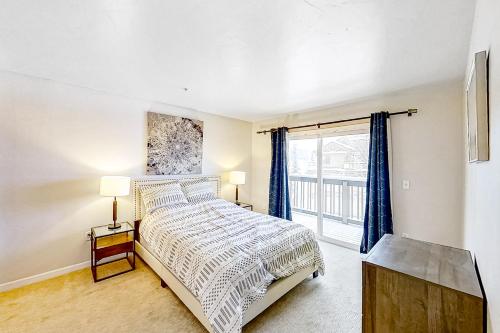 ein Schlafzimmer mit einem Bett und einem großen Fenster in der Unterkunft Sunray Meadows 1109 in Steamboat Springs