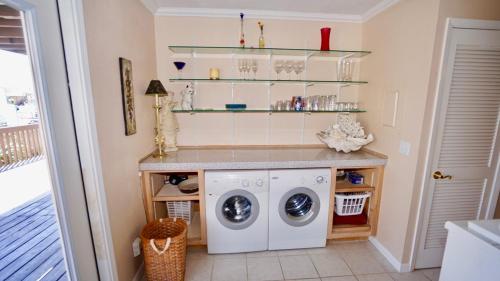 Η κουζίνα ή μικρή κουζίνα στο 3 Palms East