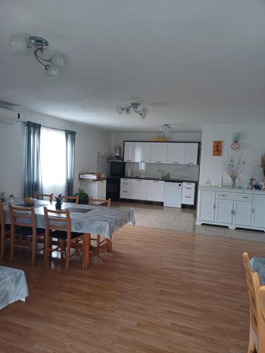 sala de estar con mesa y sillas y cocina en Villa Ana, en Međugorje
