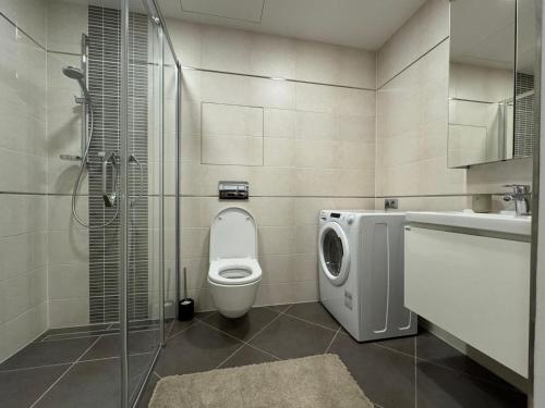 łazienka z toaletą i kabiną prysznicową w obiekcie O2 Arena Holliday suites w Pradze