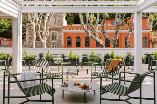 un patio con sillas y una mesa con comida. en Sonder Testaccio, en Roma