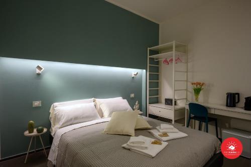 Una cama o camas en una habitación de SEICENTO